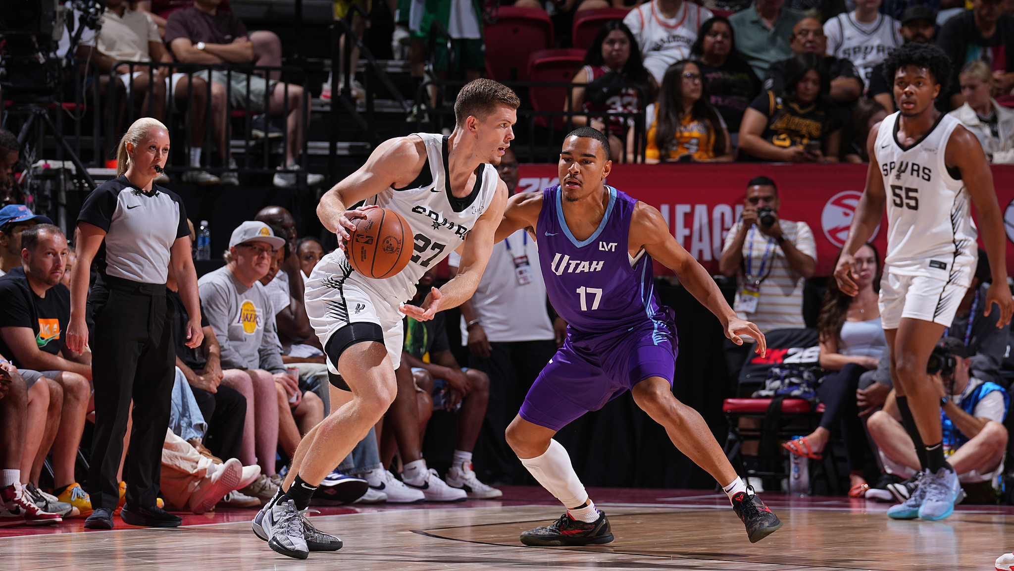 马刺爆冷尼日利亚男篮，米切尔制霸全场