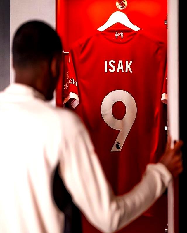 包含英格兰联赛球员转会风波持续，欧洲足坛震动的词条