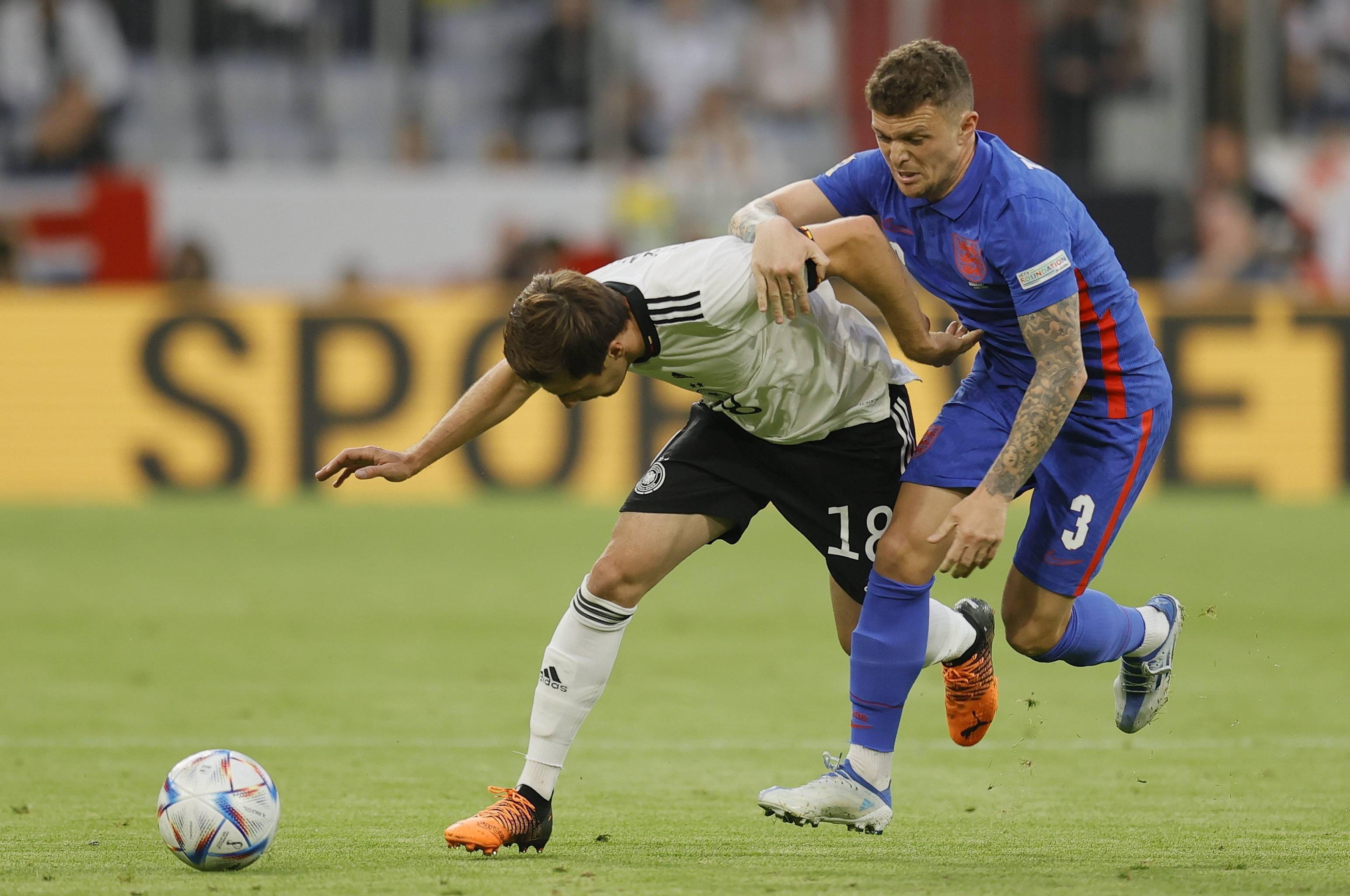 包含英格兰联赛球员转会风波持续，欧洲足坛震动的词条