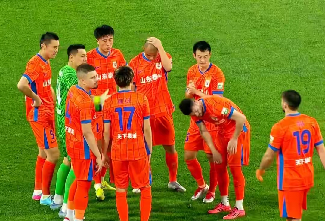 球队之间的激烈对抗,胜负难分 球队之间的激烈对抗,胜负难分