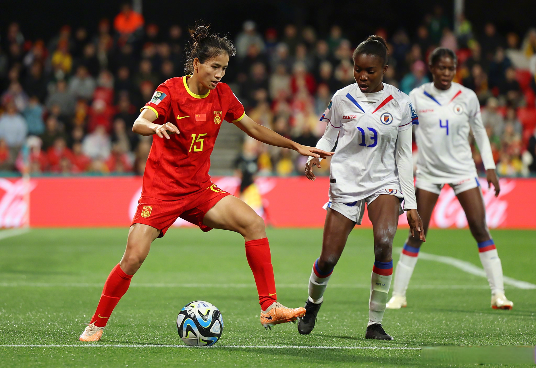 国际女足比赛场上,中国队表现出色 国际女足比赛场上,中国队表现出色