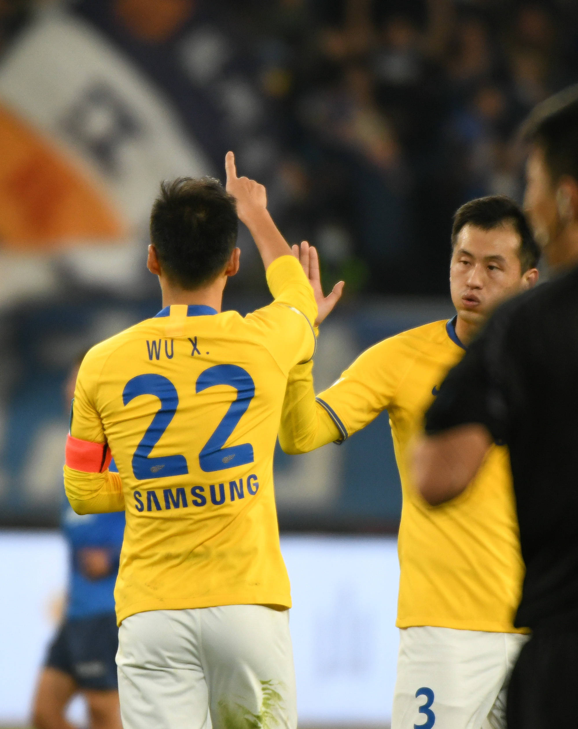 江苏苏宁队庆祝他们的最新胜利