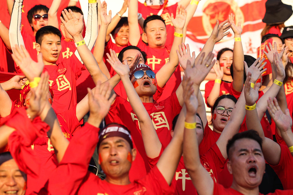 比赛现场气氛热烈,球迷激情加油为球队助威 比赛现场气氛热烈,球迷激情加油为球队助威