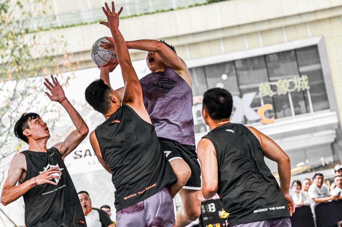 篮球比赛精彩纷呈，球迷欢呼不断