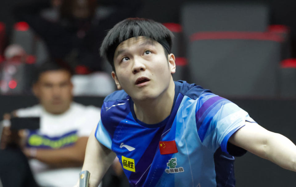 包含福建主场惨败，球员沮丧离场，教练总结战术的词条