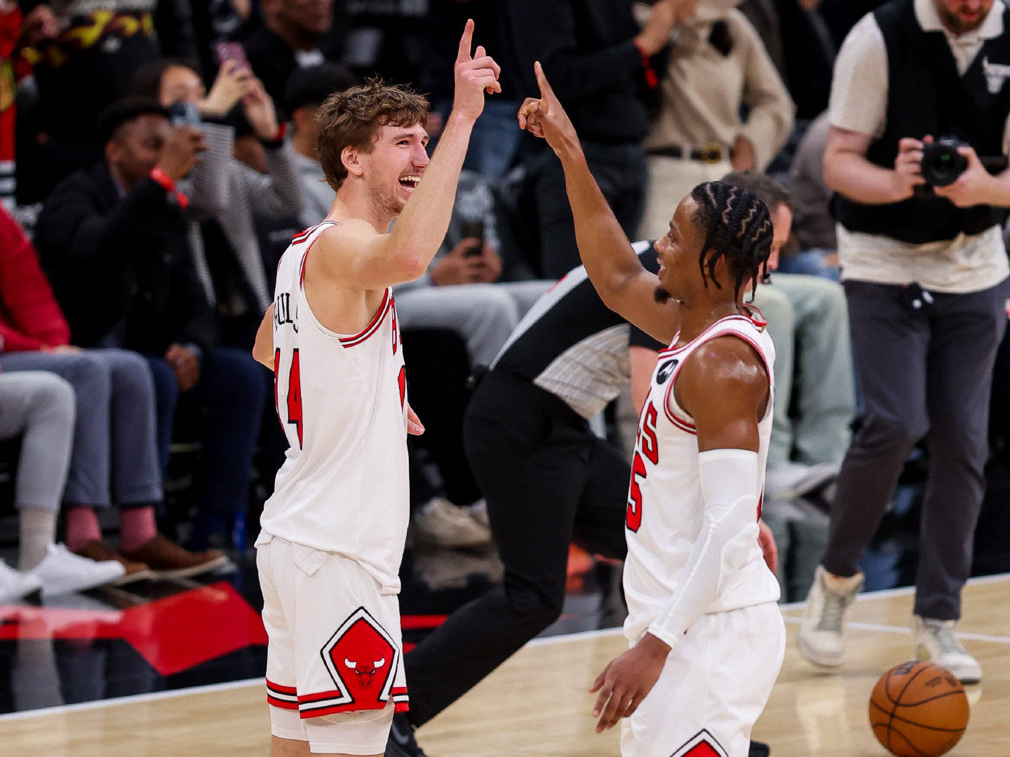 公牛主场告负尼克斯,拉文努力发挥遭遇困境的简单介绍 公牛主场告负尼克斯,拉文努力发挥遭遇困境的简单介绍