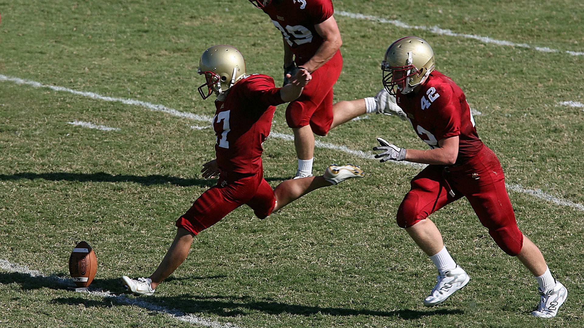 绿茵场与硬木地板的交响，德甲争冠焦点战与湖人冲垮凯尔特人的双重奏