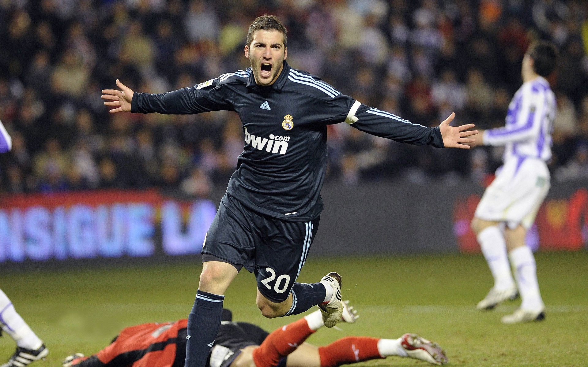 绿茵场上的闪电战,德国战车如何以战术革命狂胜加拿大,定义欧冠决赛新焦点