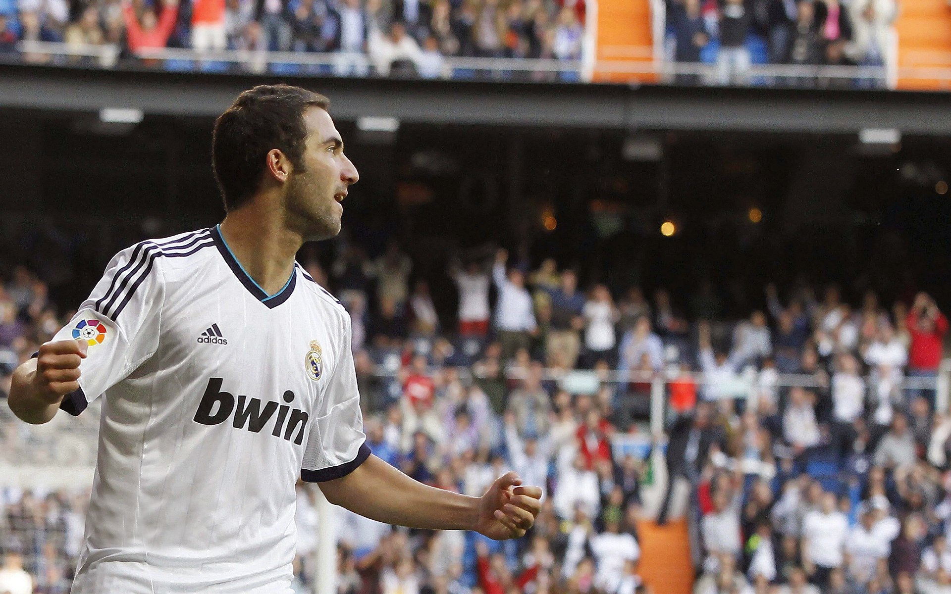 德甲争冠战之夜，法比尼奥状态火热，一记远射定乾坤