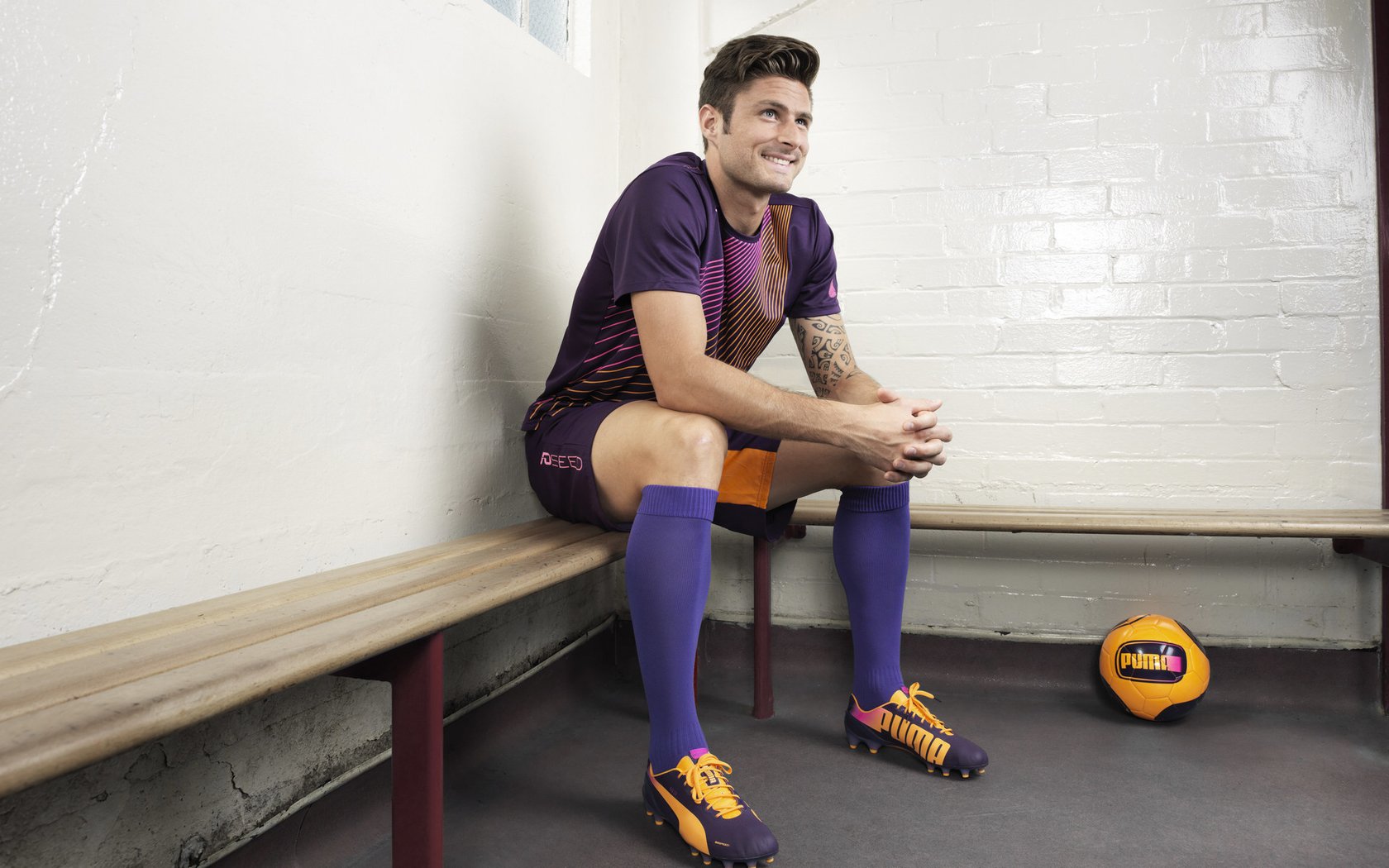 赛道传奇，阿斯顿马丁横扫迈凯伦，勒克莱尔带队取胜